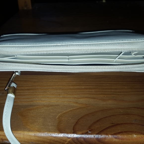Multi pocket purse with strap - Picture 6 of 7